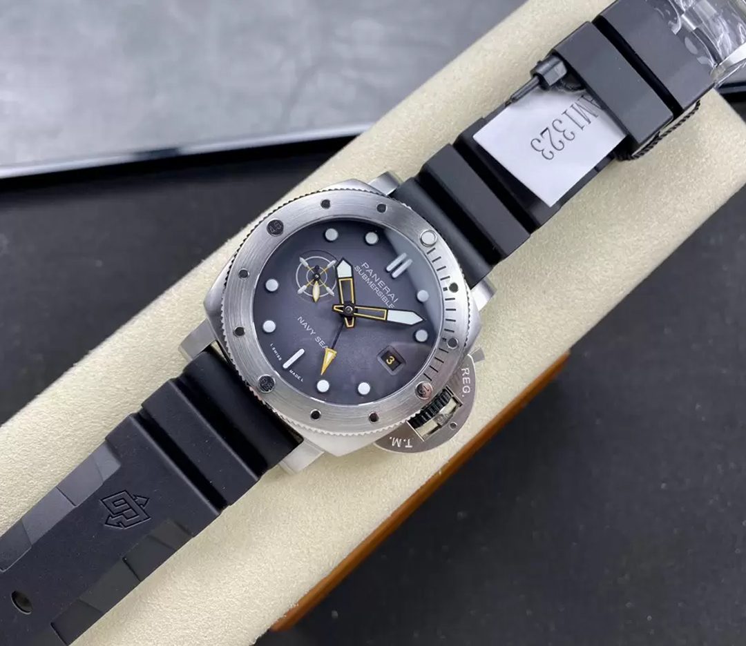 파네라이 루미노르 섭머저블 네이비 씰 GMT 42mm PAM01323