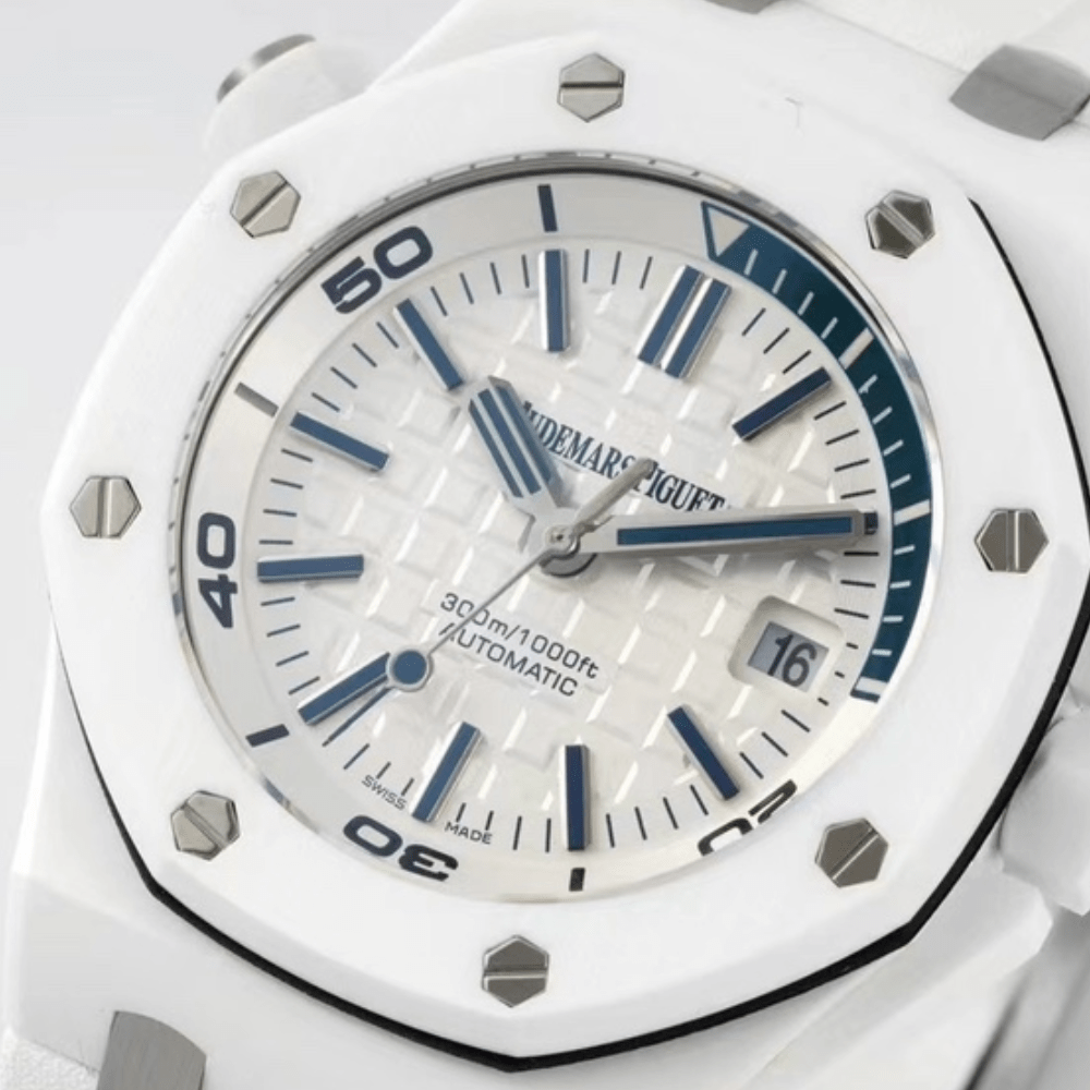 오데마피게 로얄오크 오프쇼어 다이버 화이트 다이얼 세라믹 베젤 화이트 러버 스트랩 42mm 15707CB