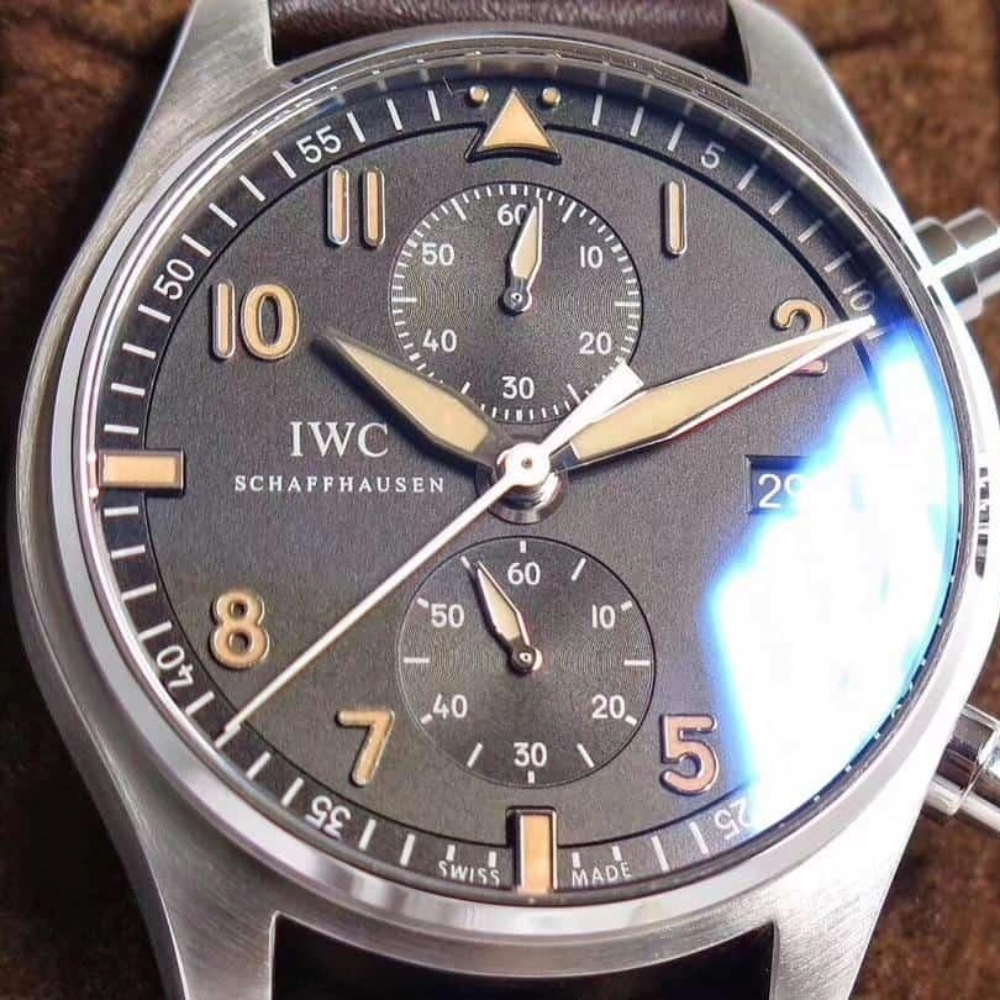 IWC 스핏파이어 크로노그래프 브라운 다이얼 레더 스트랩 43mm IW387808