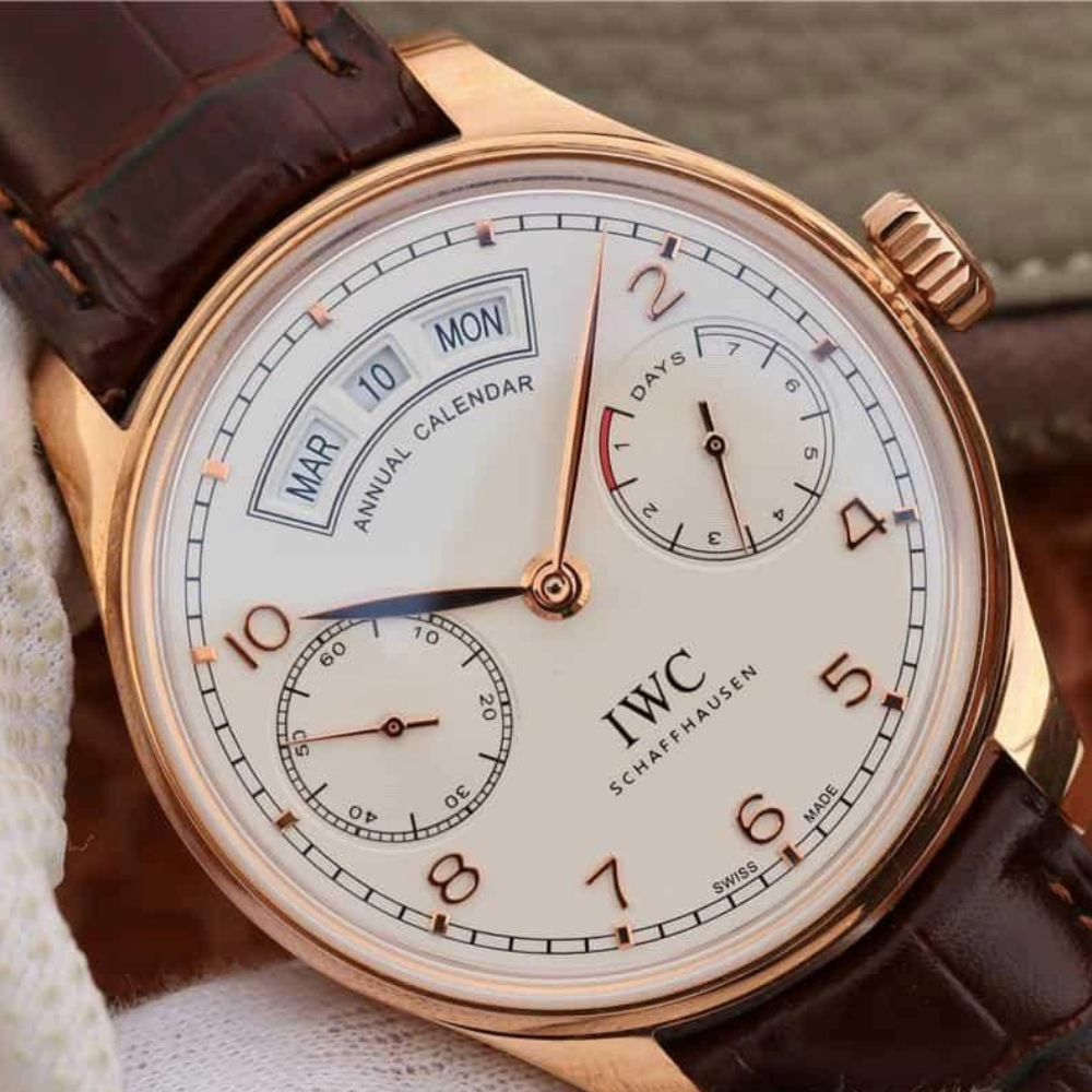 IWC 포르투기저 애뉴얼 캘린더 로즈골드 화이트 다이얼 레더 스트랩 44.2mm IW503504