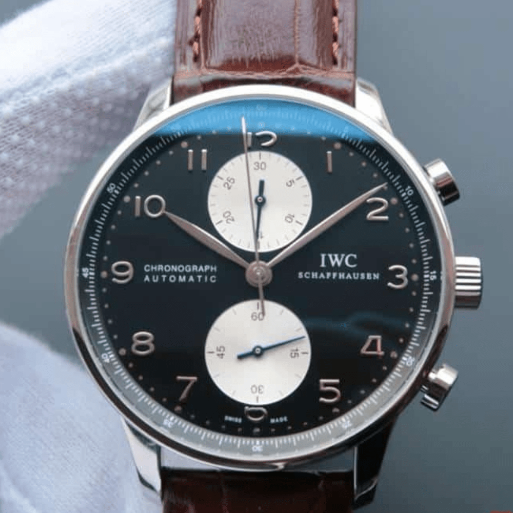 IWC 포르투기저 슈퍼 울트라씬 크로노그래프 스틸 블랙/화이트 다이얼 레더 스트랩 40.9mm IW371404