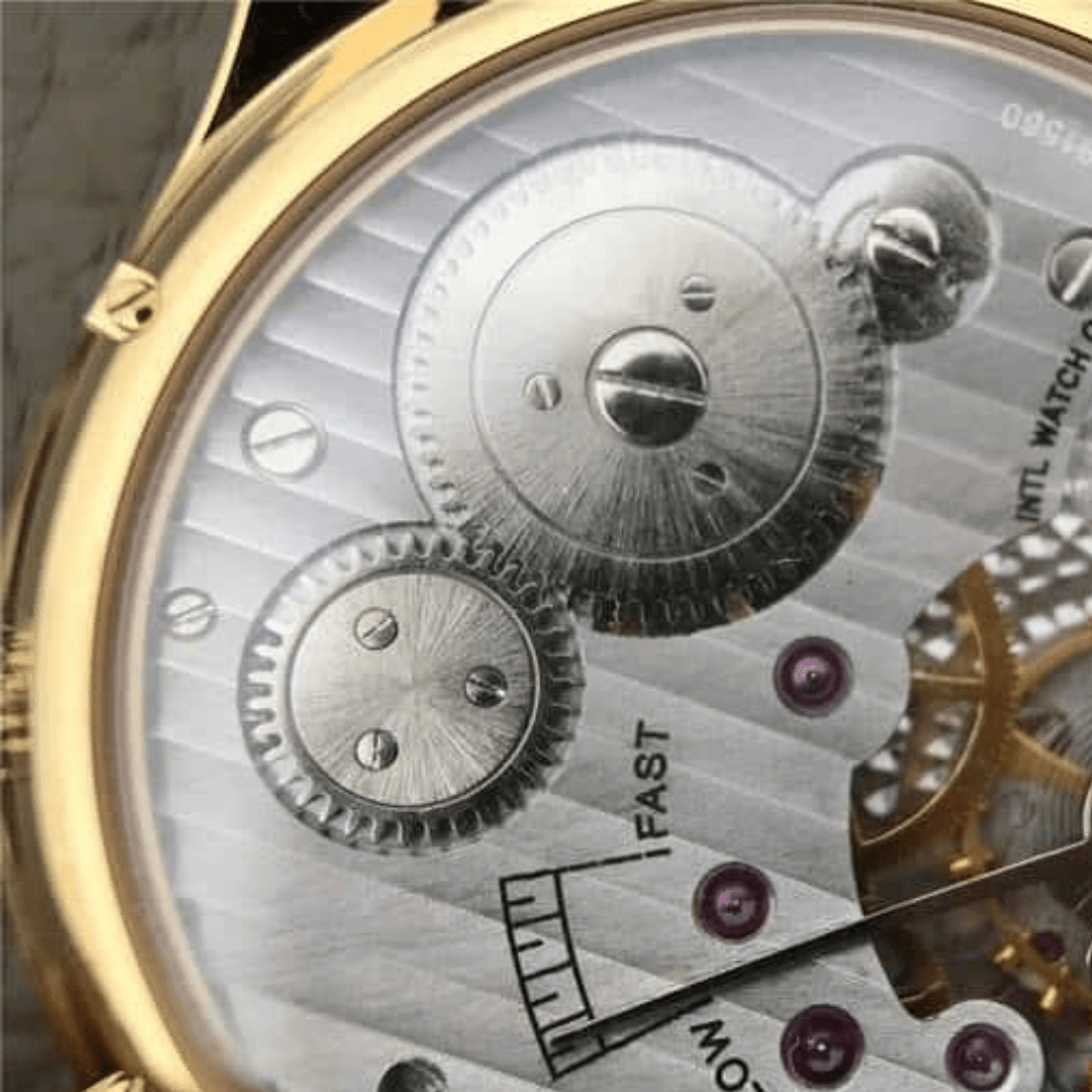 IWC 포르투기저 존스 소드 골드 화이트 다이얼 레더 스트랩 44mm IW545408