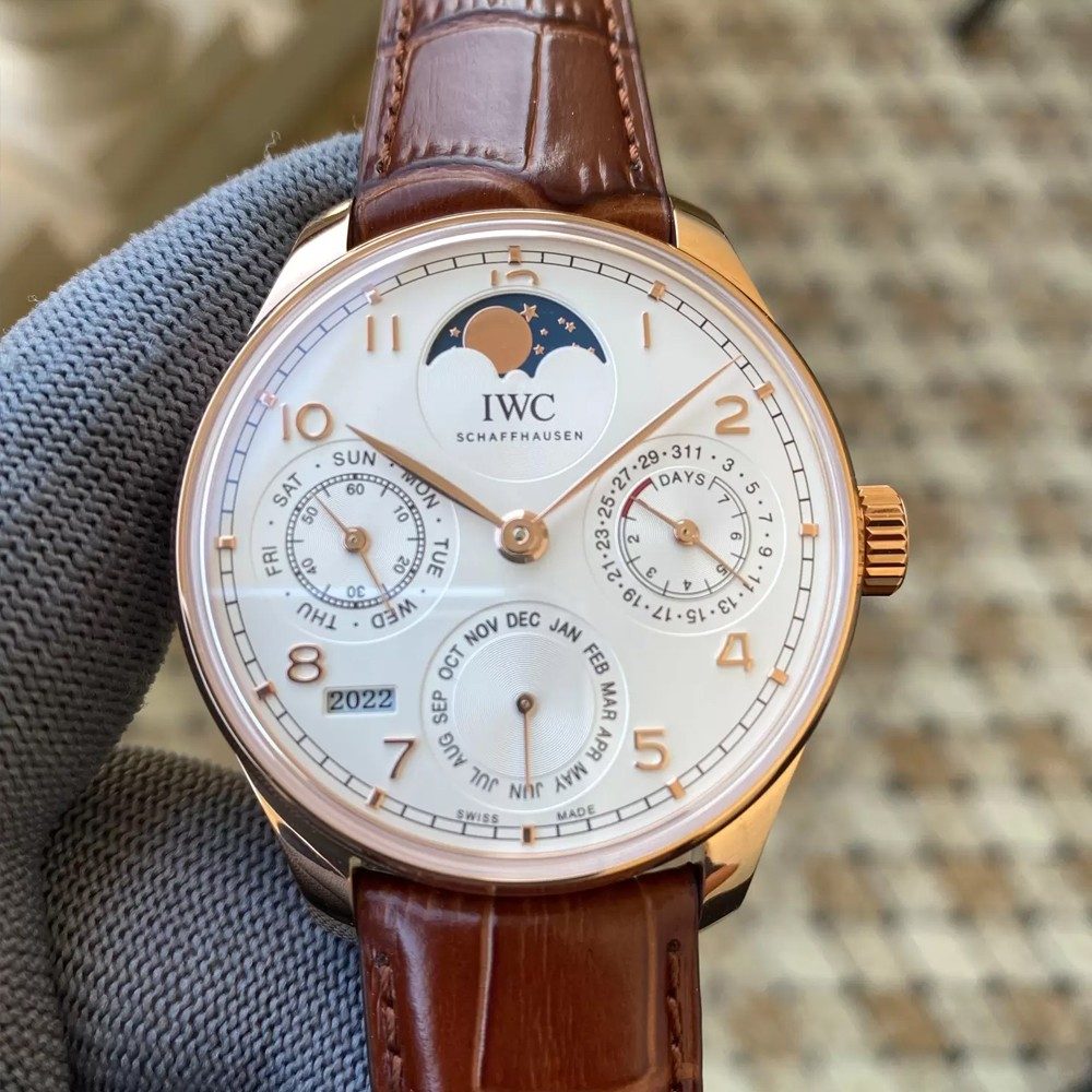 IWC 포르투기저 퍼페츄얼 캘린더 문페이즈 로즈골드 화이트 다이얼 레더 스트랩 44.2mm IW503302