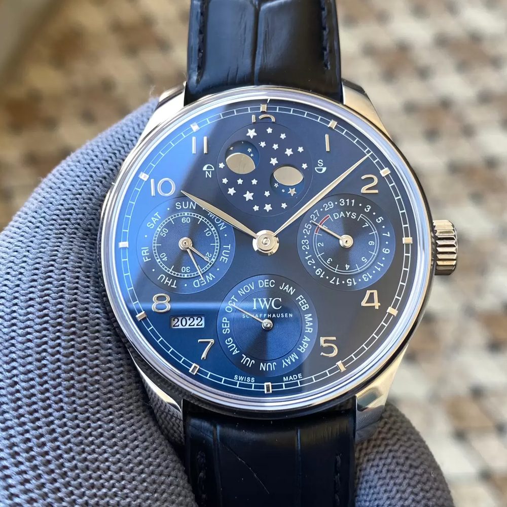 IWC 포르투기저 퍼페츄얼 캘린더 화이트골드 청판 레더 스트랩 44.2mm IW503401