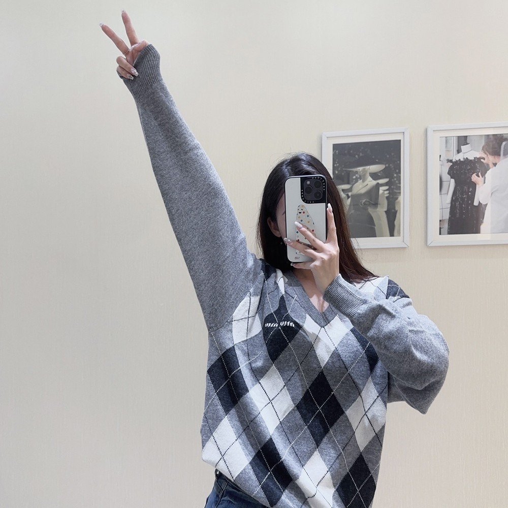 미우미우 23FW 캐시미어 V넥 스웨터