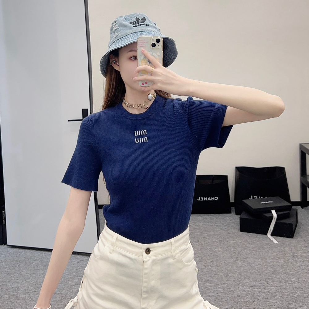 미우미우 24SS 스몰로고 반팔 니트