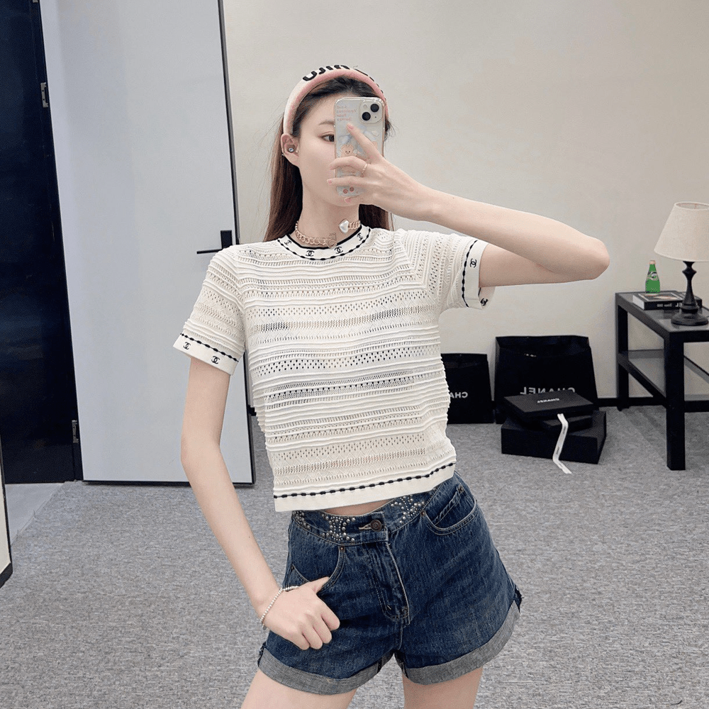 샤넬 24SS 라운드 자수로고 니트 반팔 화이트