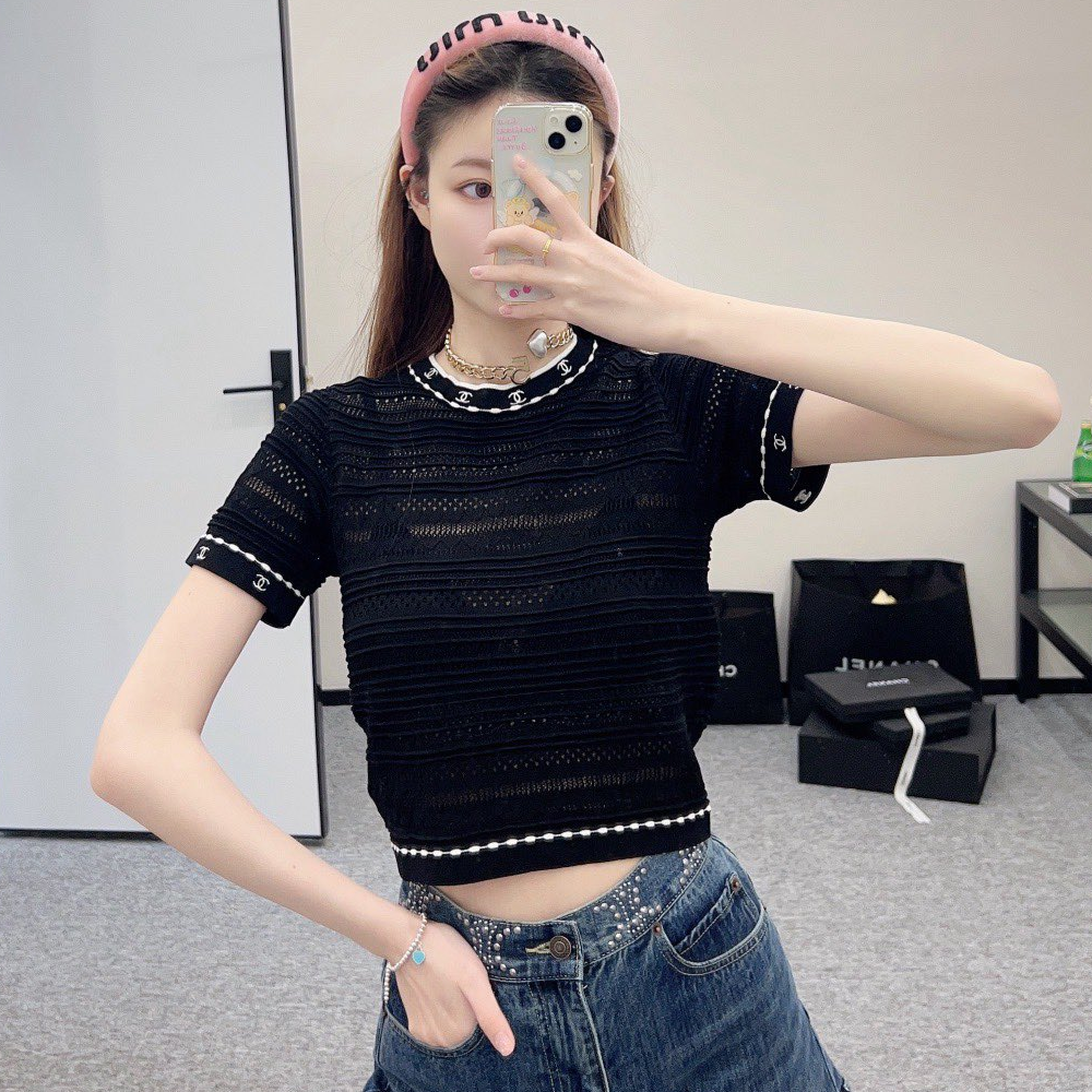 샤넬 24SS 라운드 자수로고 니트 반팔 블랙