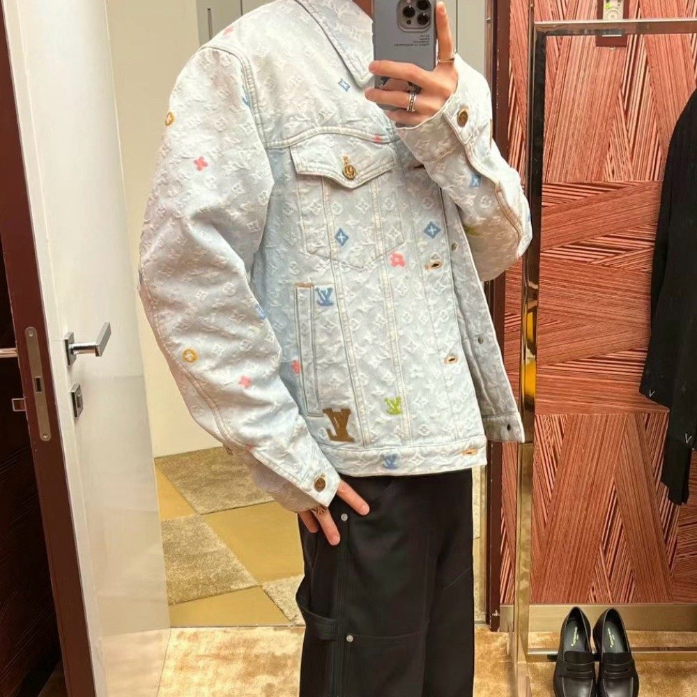 루이비통 24SS 모노그램 패치 연청 데님 자켓