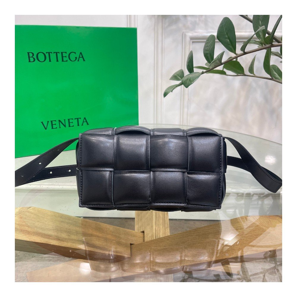 보테가베네타 미니 카세트백 블랙