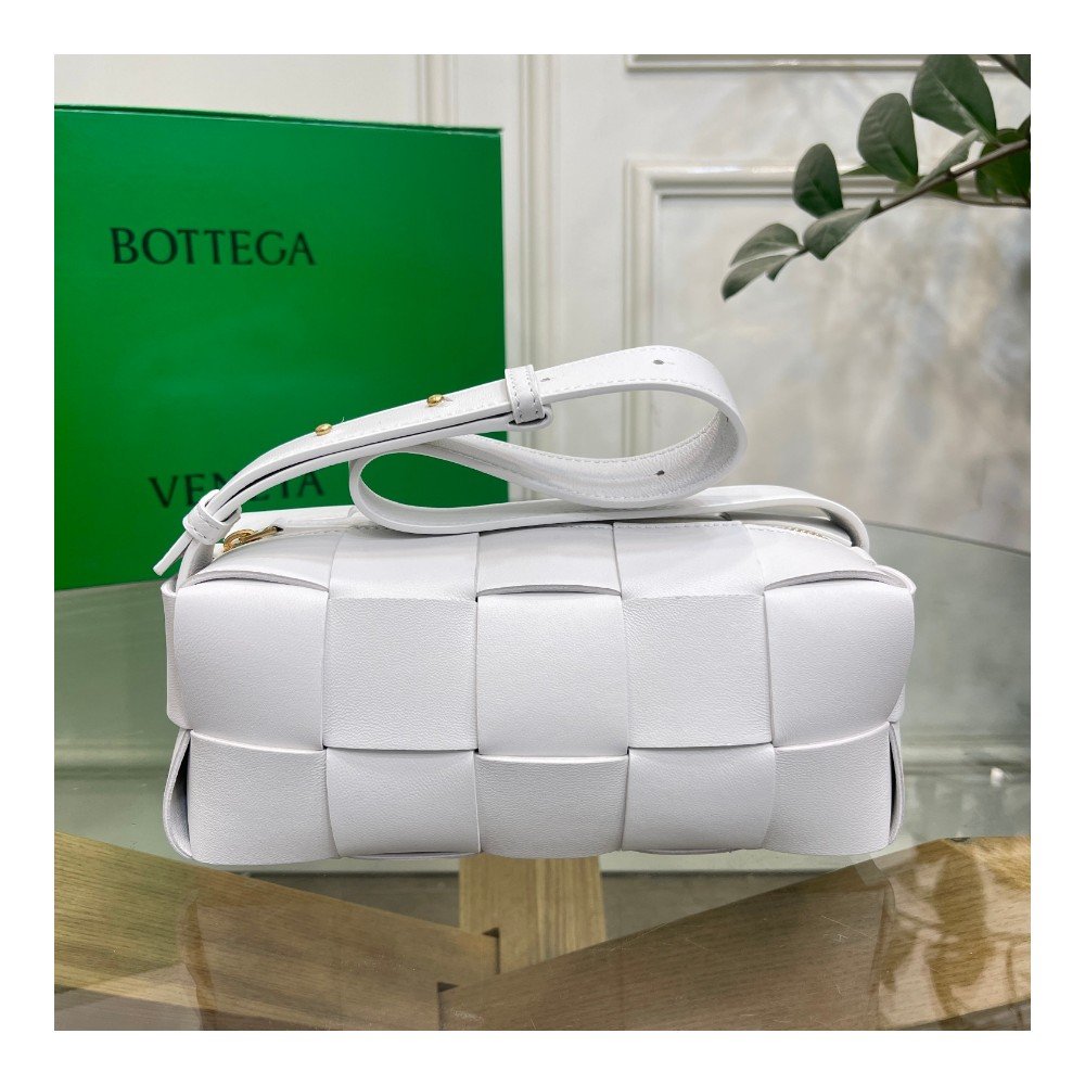 보테가베네타 카세트 벨트백 화이트
