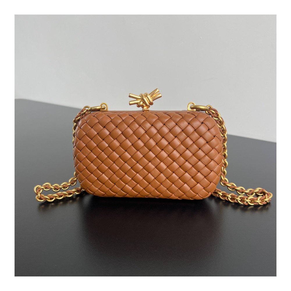 보테가베네타 Knot 양가죽 체인 백 클러치 백 776662