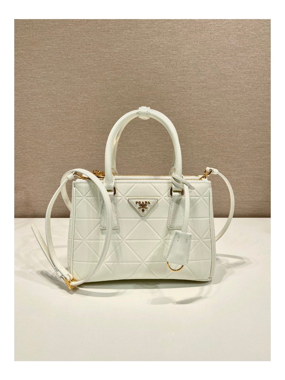 프라다 삼각로고 사피아노 갤러리아 토트백 화이트