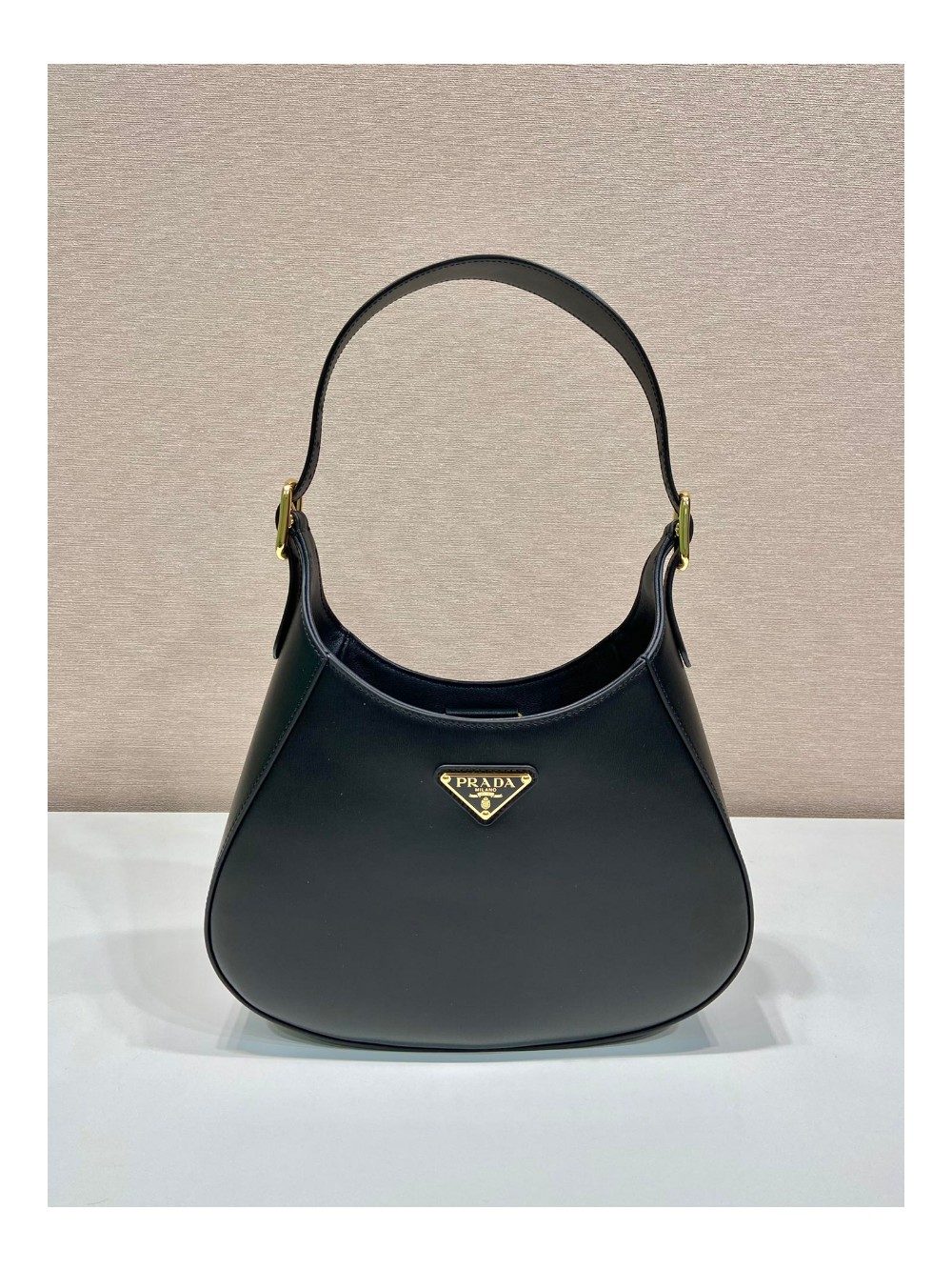 프라다 삼각로고 레더 클리오백 블랙